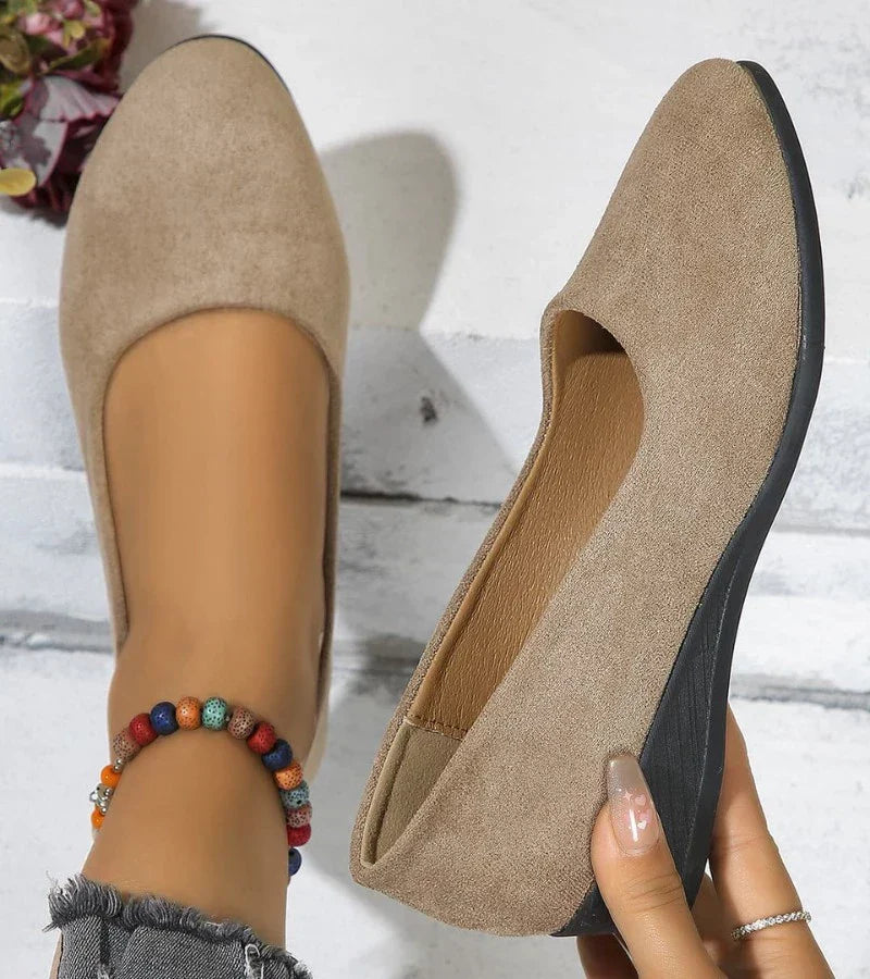 Buty na niskim koturnie z okrągłym noskiem