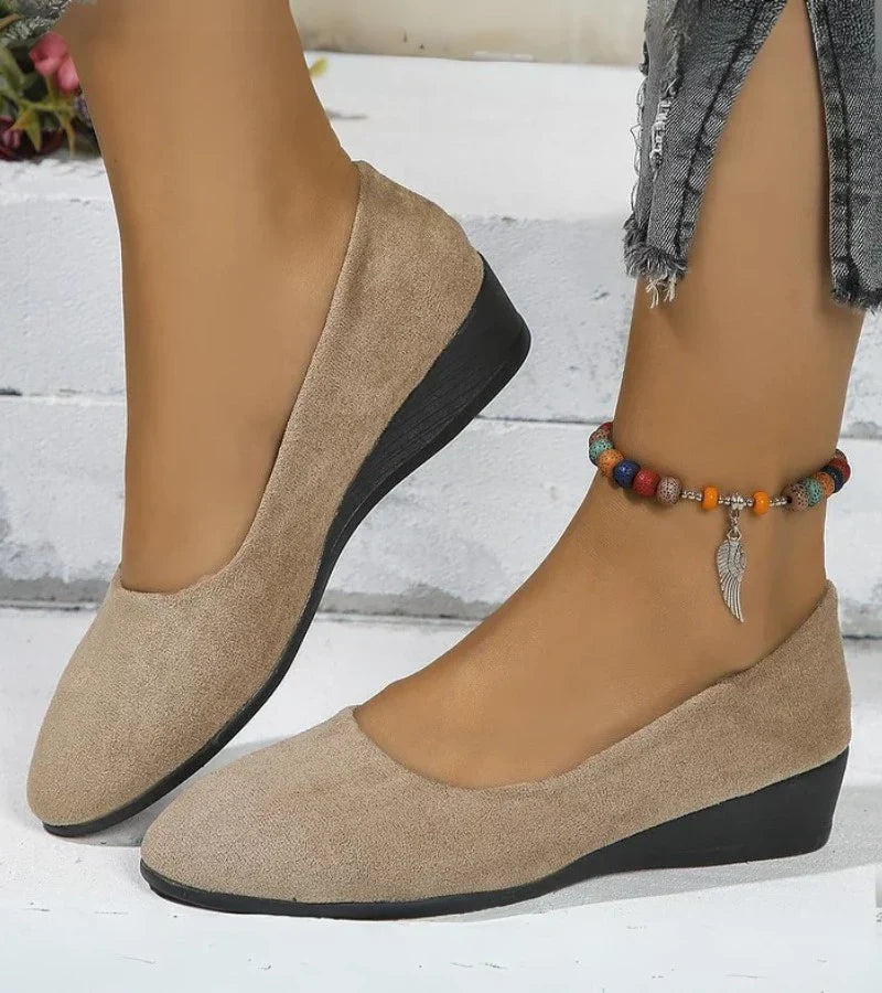 Buty na niskim koturnie z okrągłym noskiem