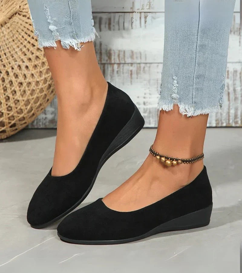 Buty na niskim koturnie z okrągłym noskiem