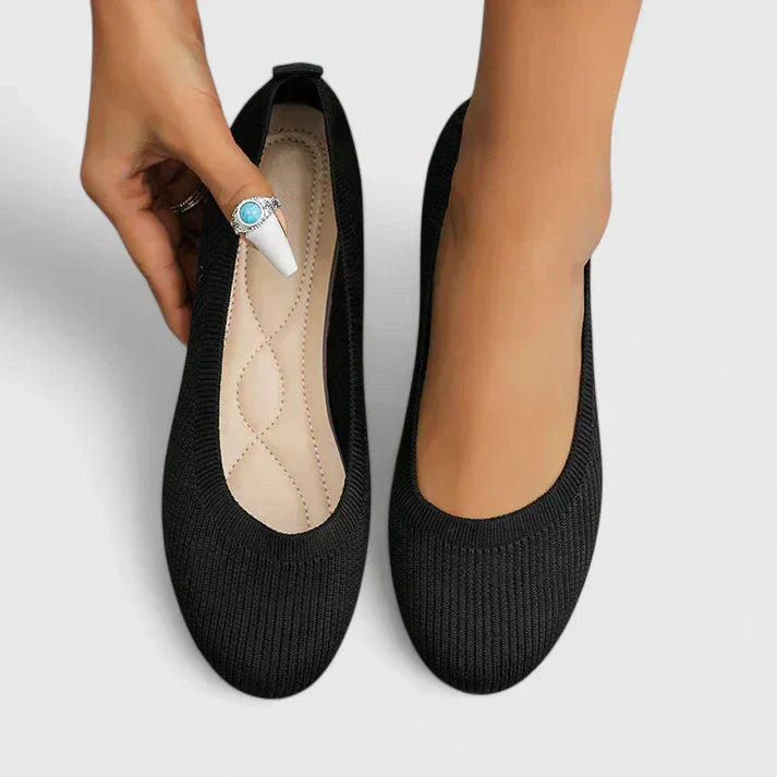 Płaskie buty z zaokrąglonym noskiem i siateczkową cholewką