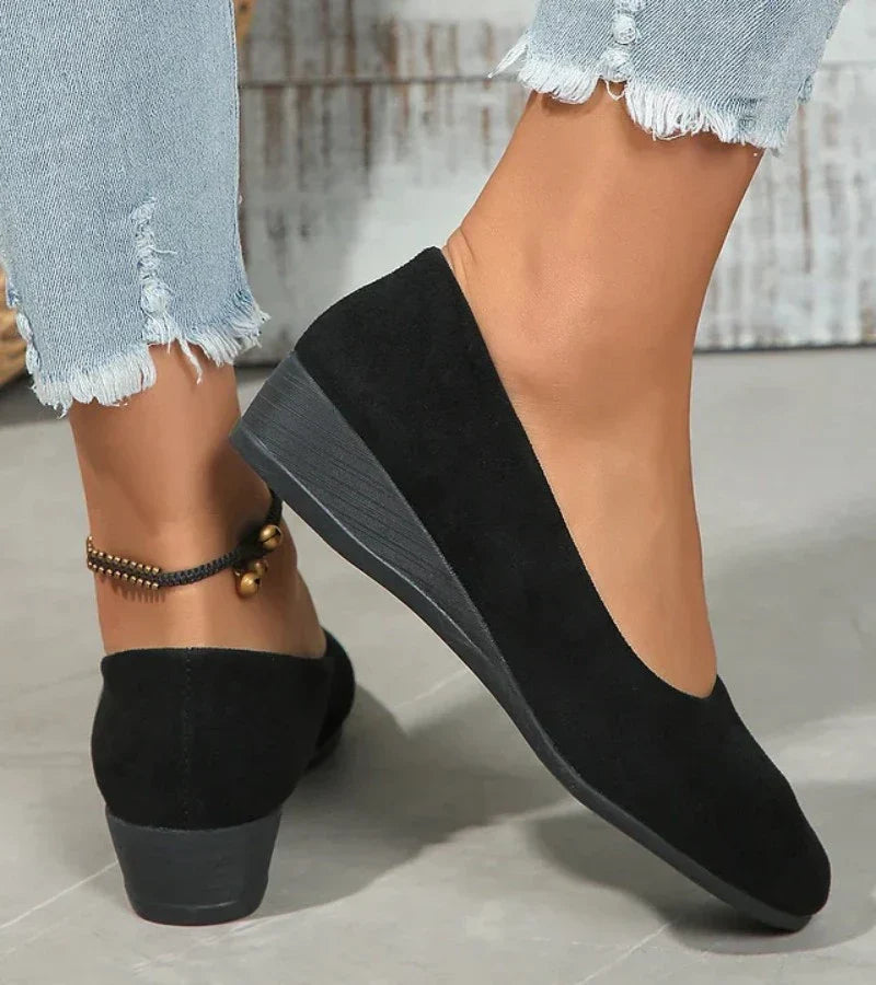 Buty na niskim koturnie z okrągłym noskiem