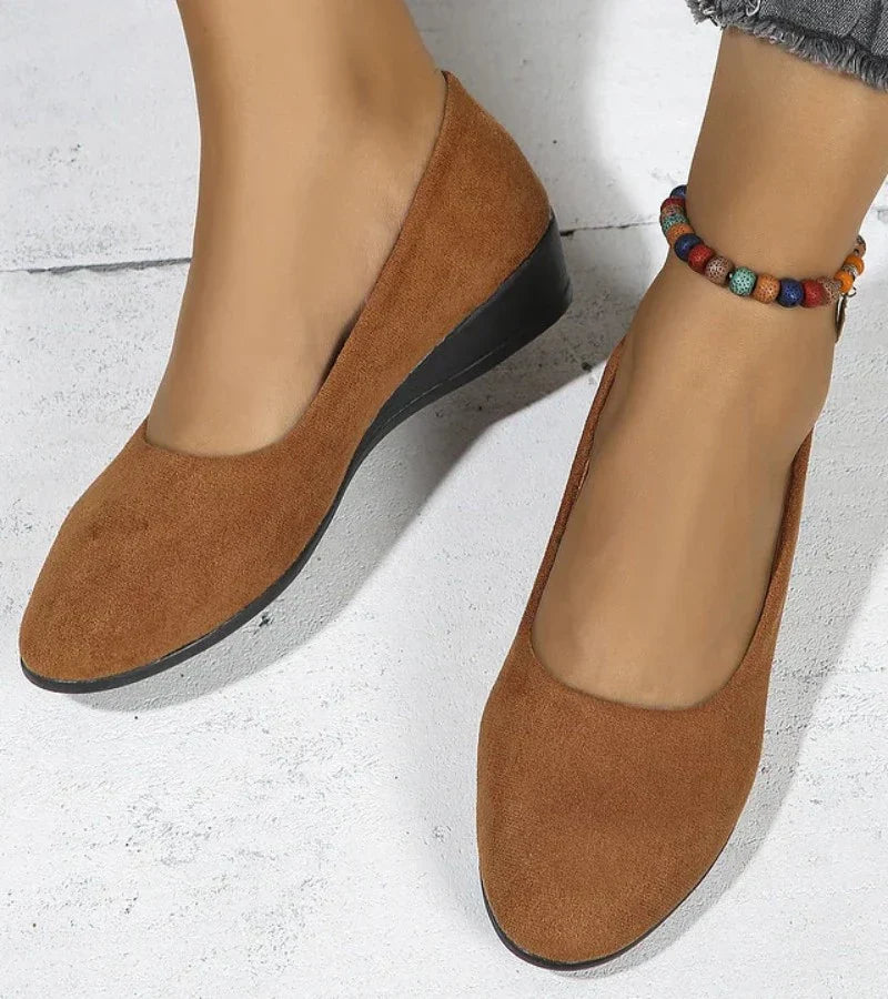 Buty na niskim koturnie z okrągłym noskiem