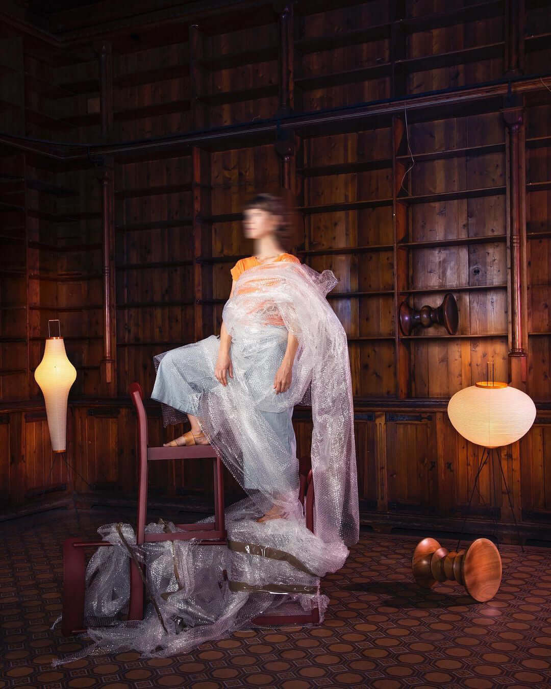 Lampa podłogowa na trójnogu z abażurem z papieru ryżowego