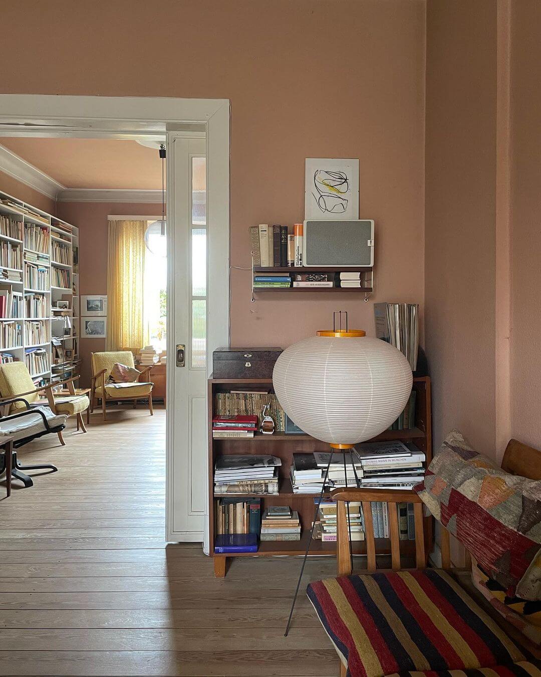 Lampa podłogowa na trójnogu z abażurem z papieru ryżowego