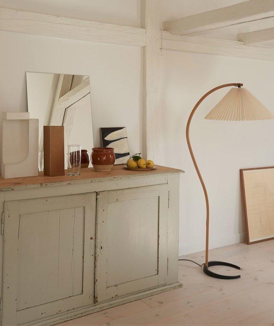 Lampa podłogowa w kształcie łuku z plisowanym stożkowym kloszem