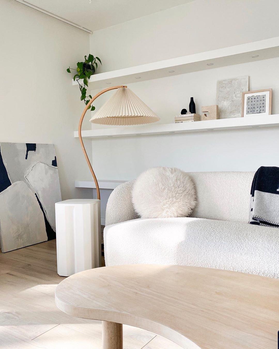 Lampa podłogowa w kształcie łuku z plisowanym stożkowym kloszem