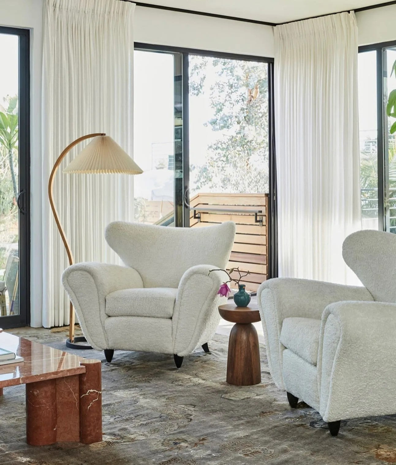 Lampa podłogowa w kształcie łuku z plisowanym stożkowym kloszem