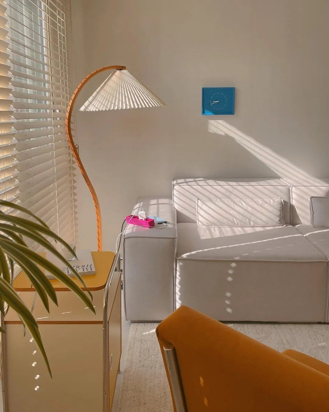 Lampa podłogowa w kształcie łuku z plisowanym stożkowym kloszem