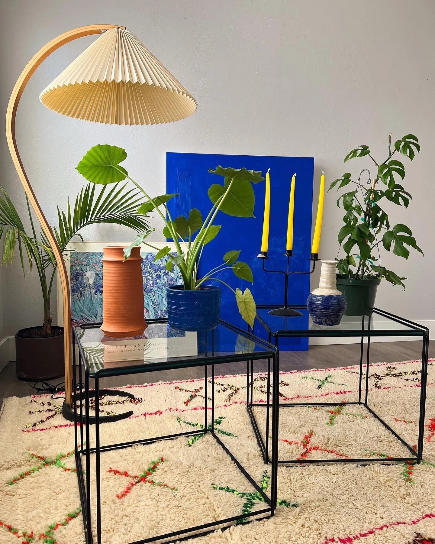 Lampa podłogowa w kształcie łuku z plisowanym stożkowym kloszem