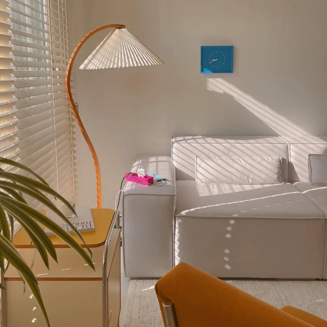 Lampa podłogowa w kształcie łuku z plisowanym stożkowym kloszem