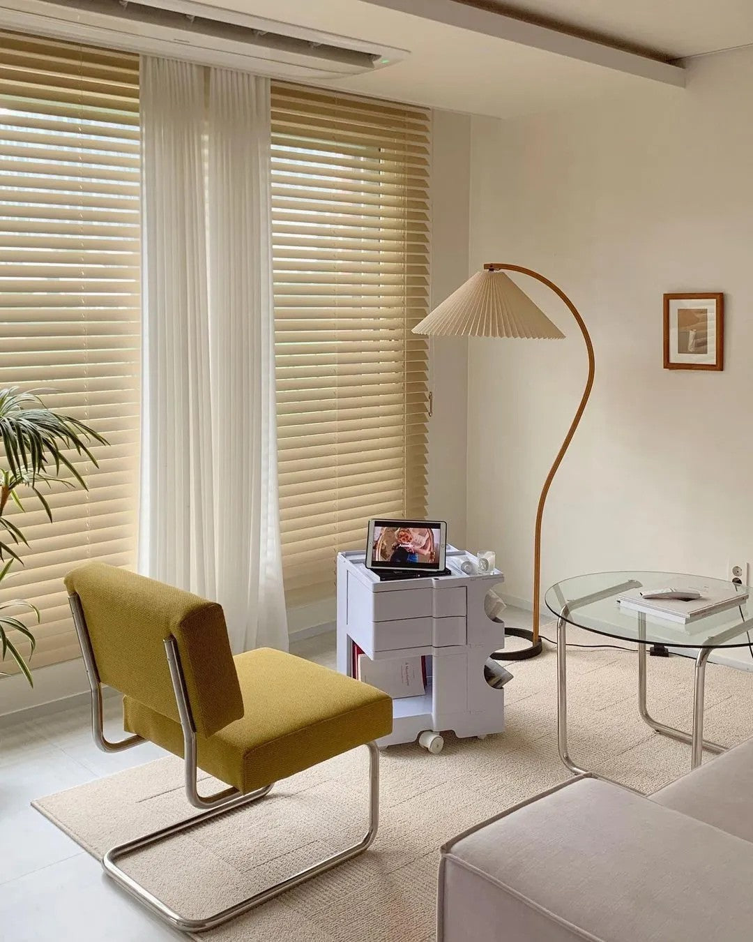 Lampa podłogowa w kształcie łuku z plisowanym stożkowym kloszem