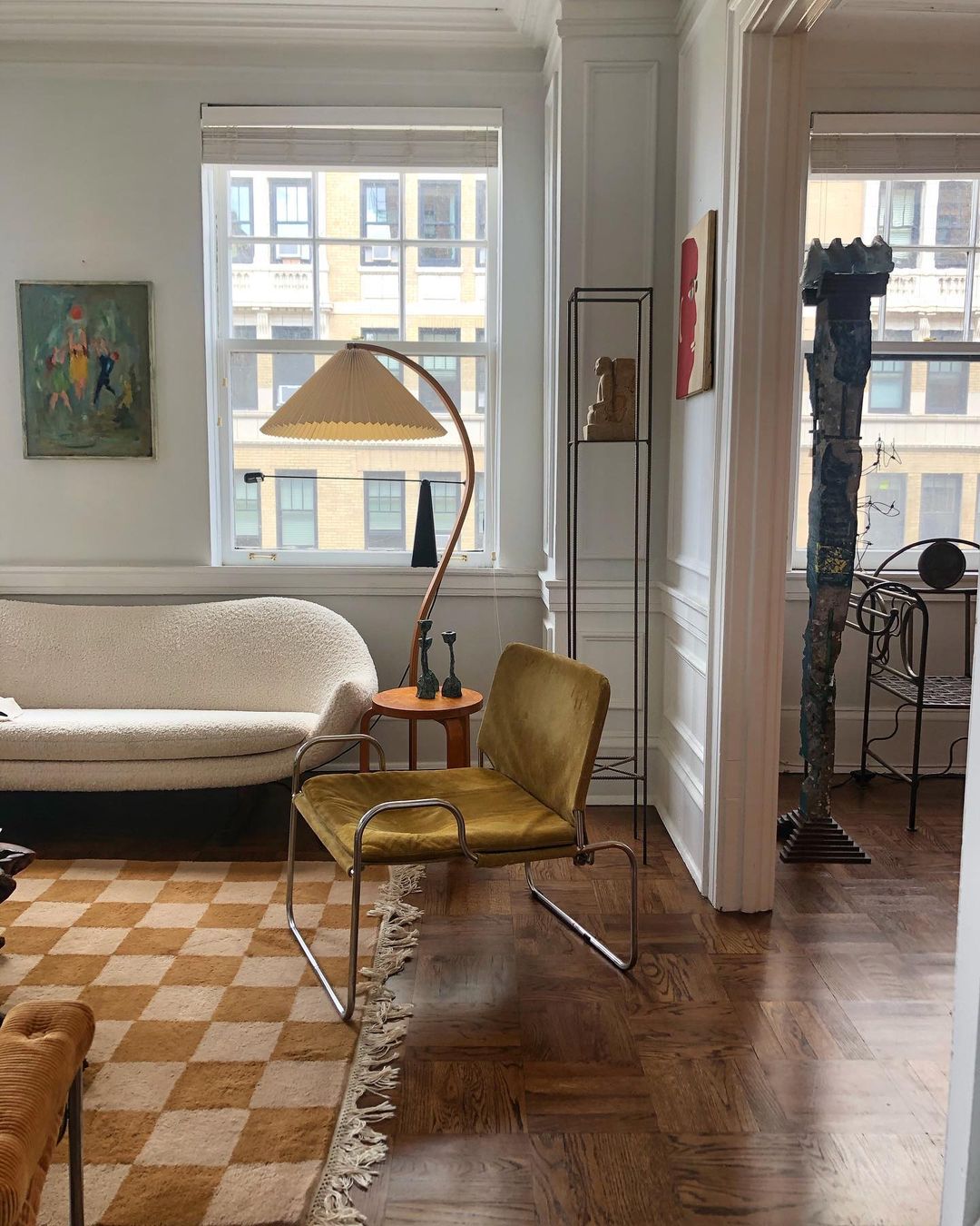 Lampa podłogowa w kształcie łuku z plisowanym stożkowym kloszem