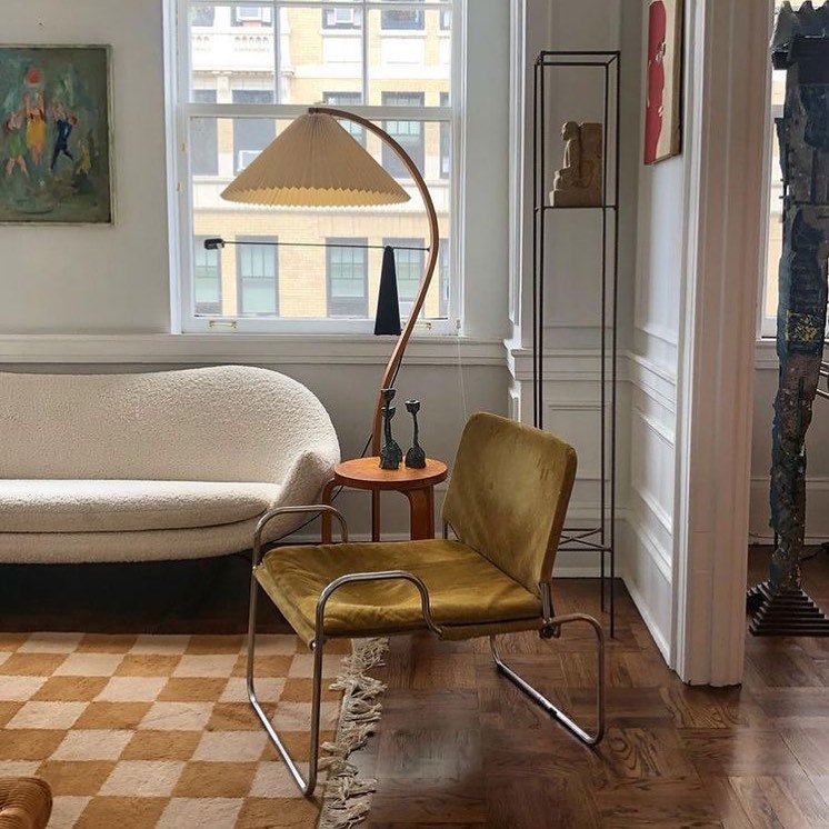 Lampa podłogowa w kształcie łuku z plisowanym stożkowym kloszem