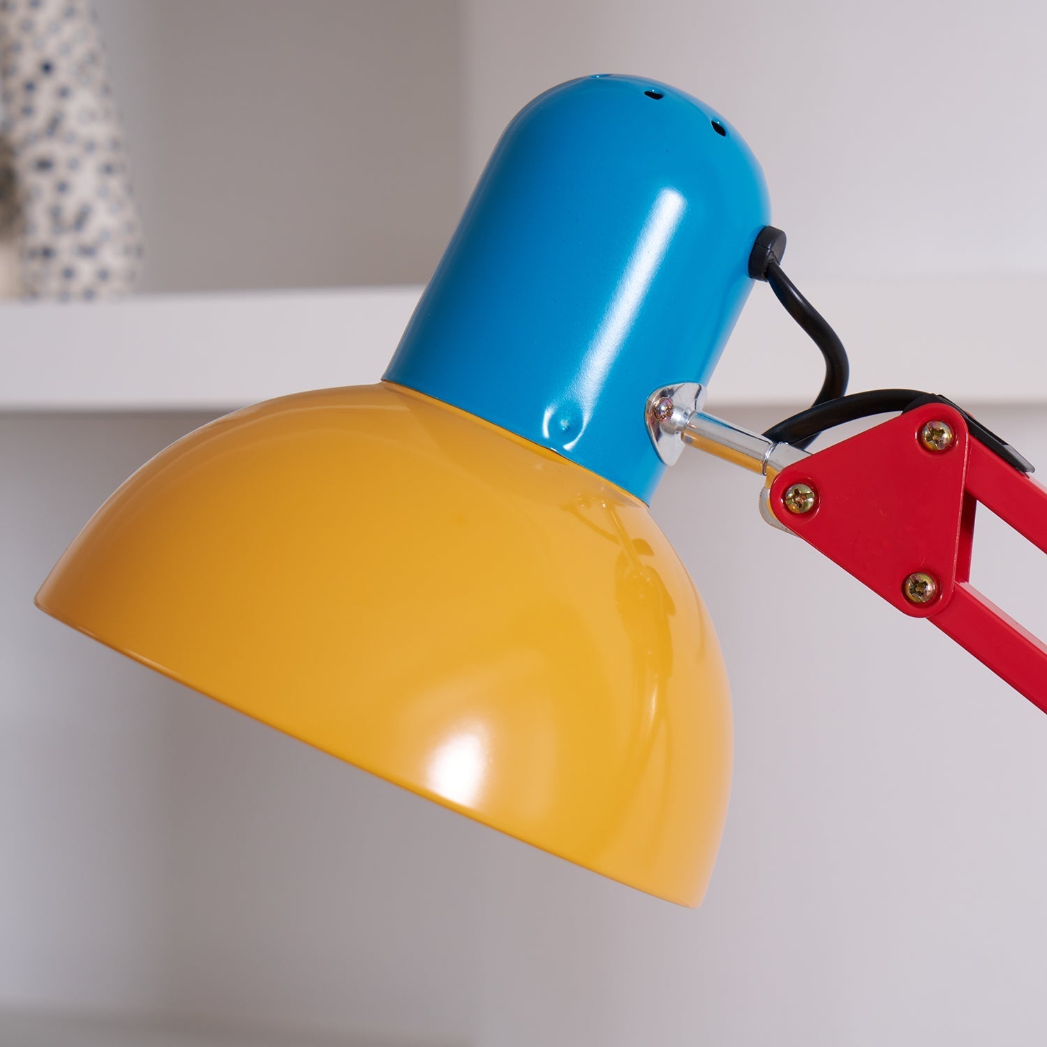 Lampa stojąca wieloprzegubowa z okrągłą podstawą