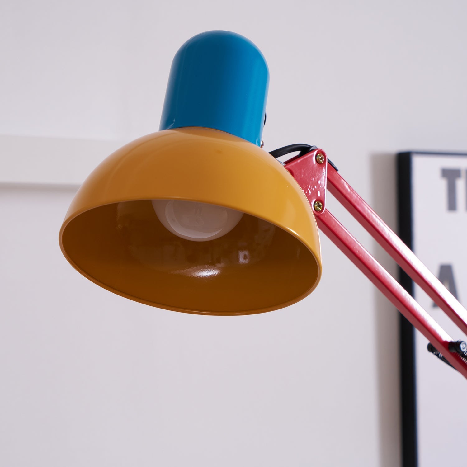 Lampa stojąca wieloprzegubowa z okrągłą podstawą