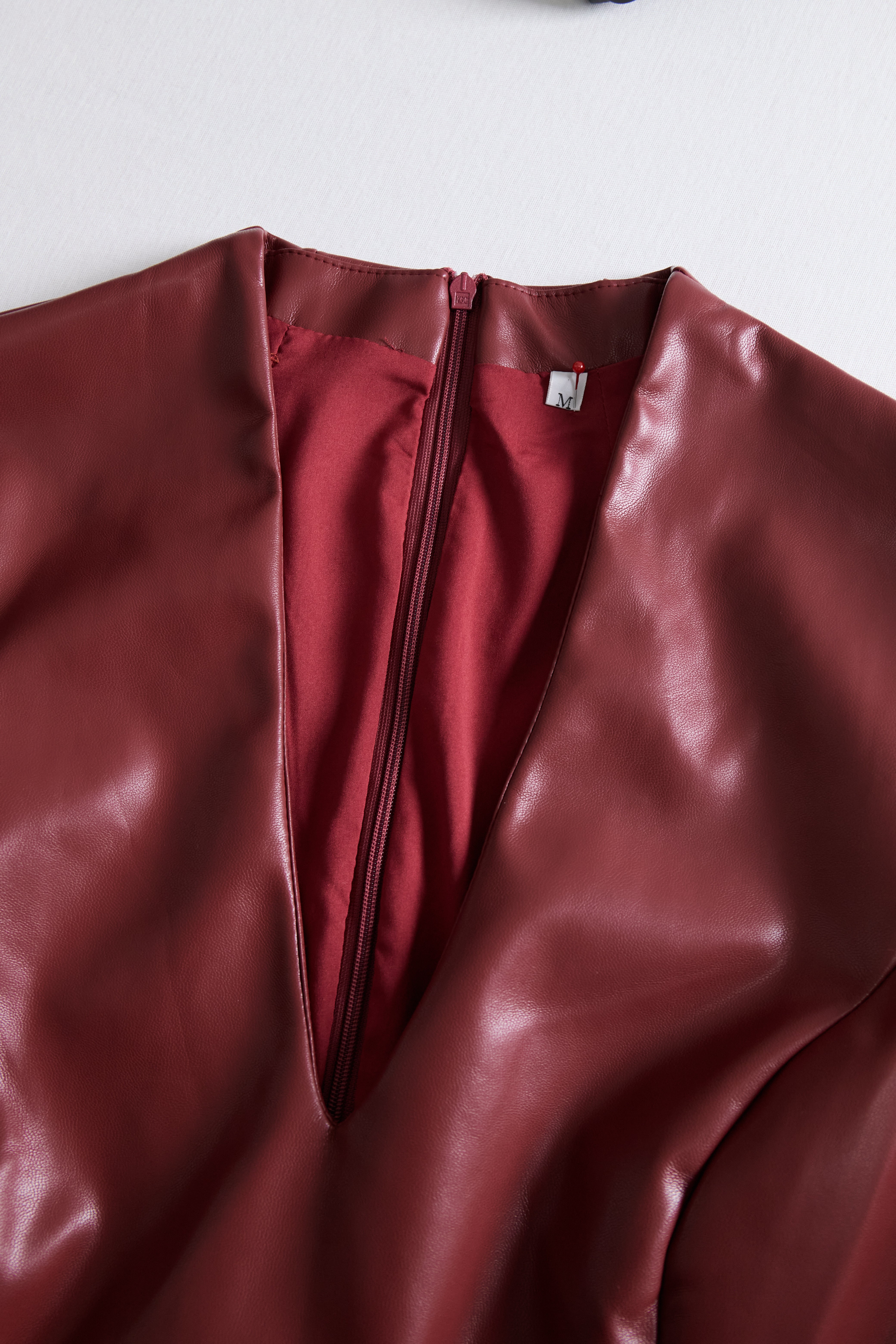 Sukienka bodycon z długim rękawem i dekoltem w serek
