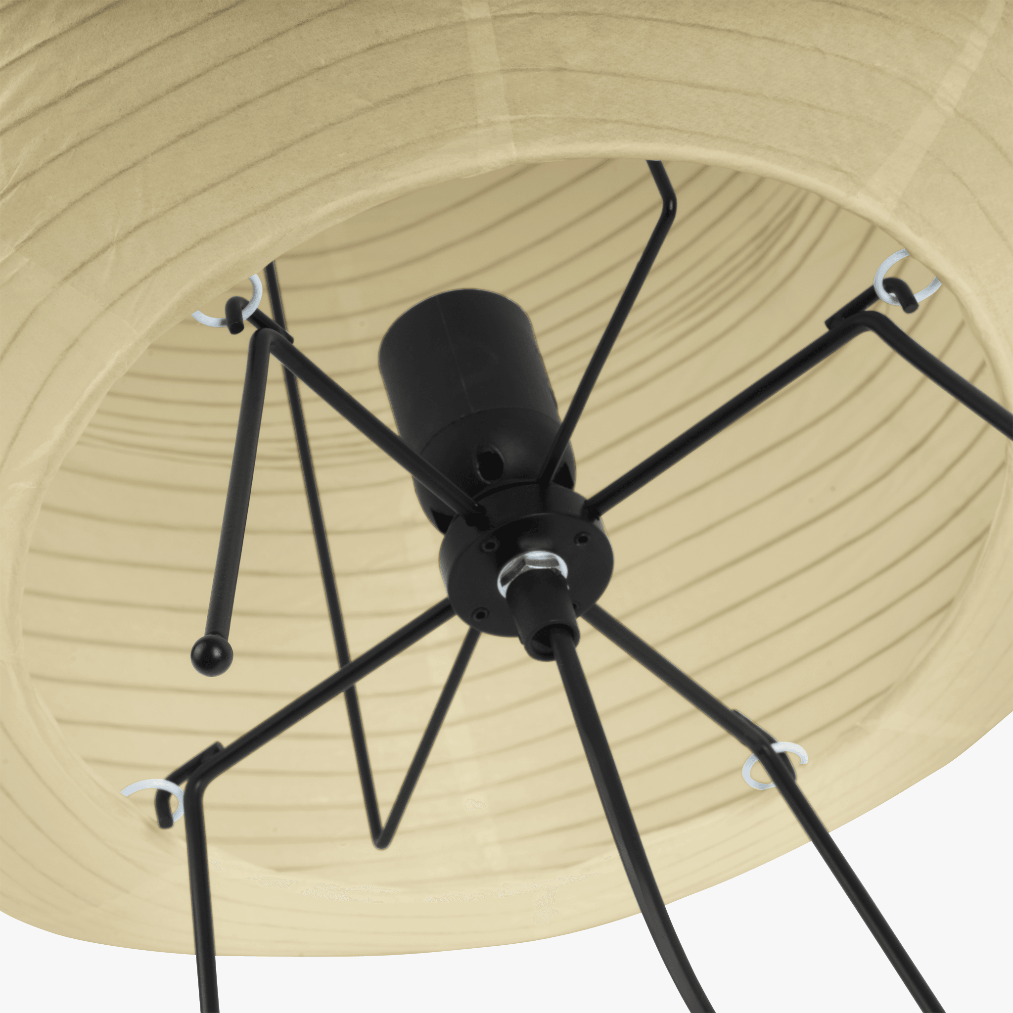 Lampa stojąca z potrójnie ułożonym, prążkowanym abażurem papierowym