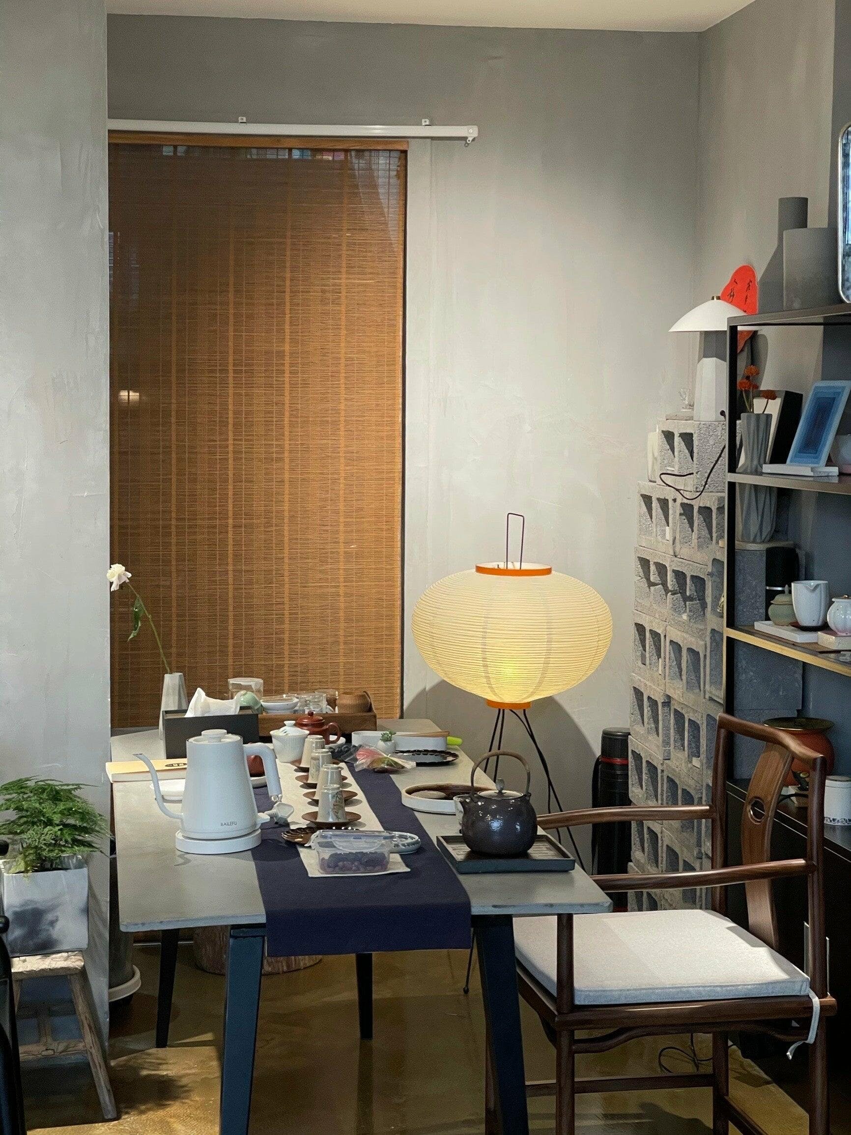 Lampa podłogowa na trójnogu z abażurem z papieru ryżowego