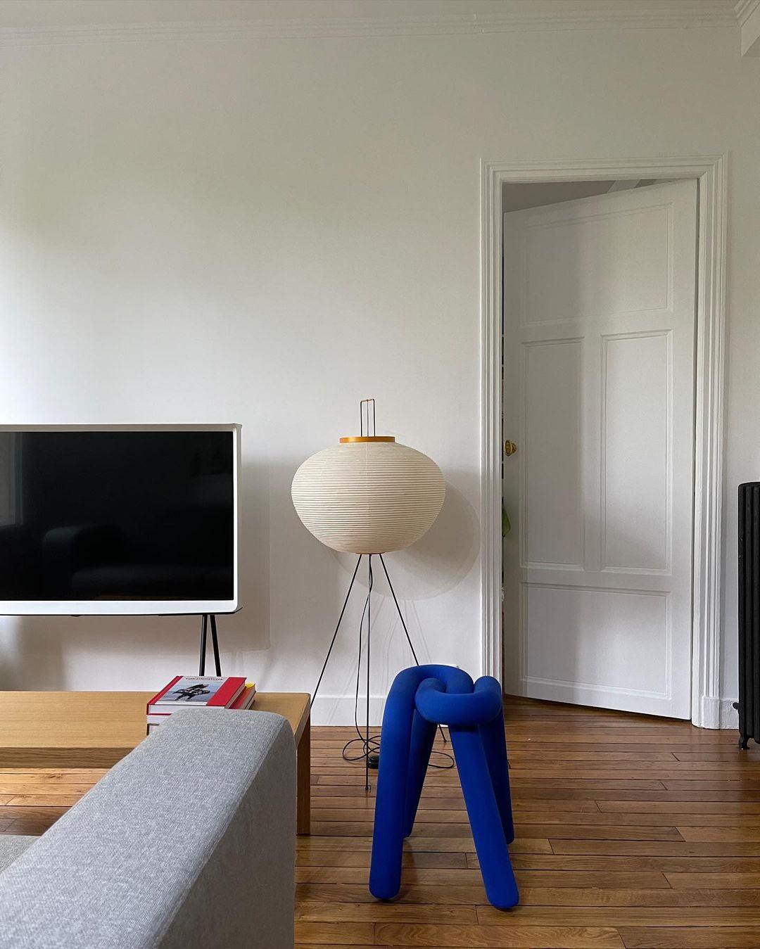 Lampa podłogowa na trójnogu z abażurem z papieru ryżowego