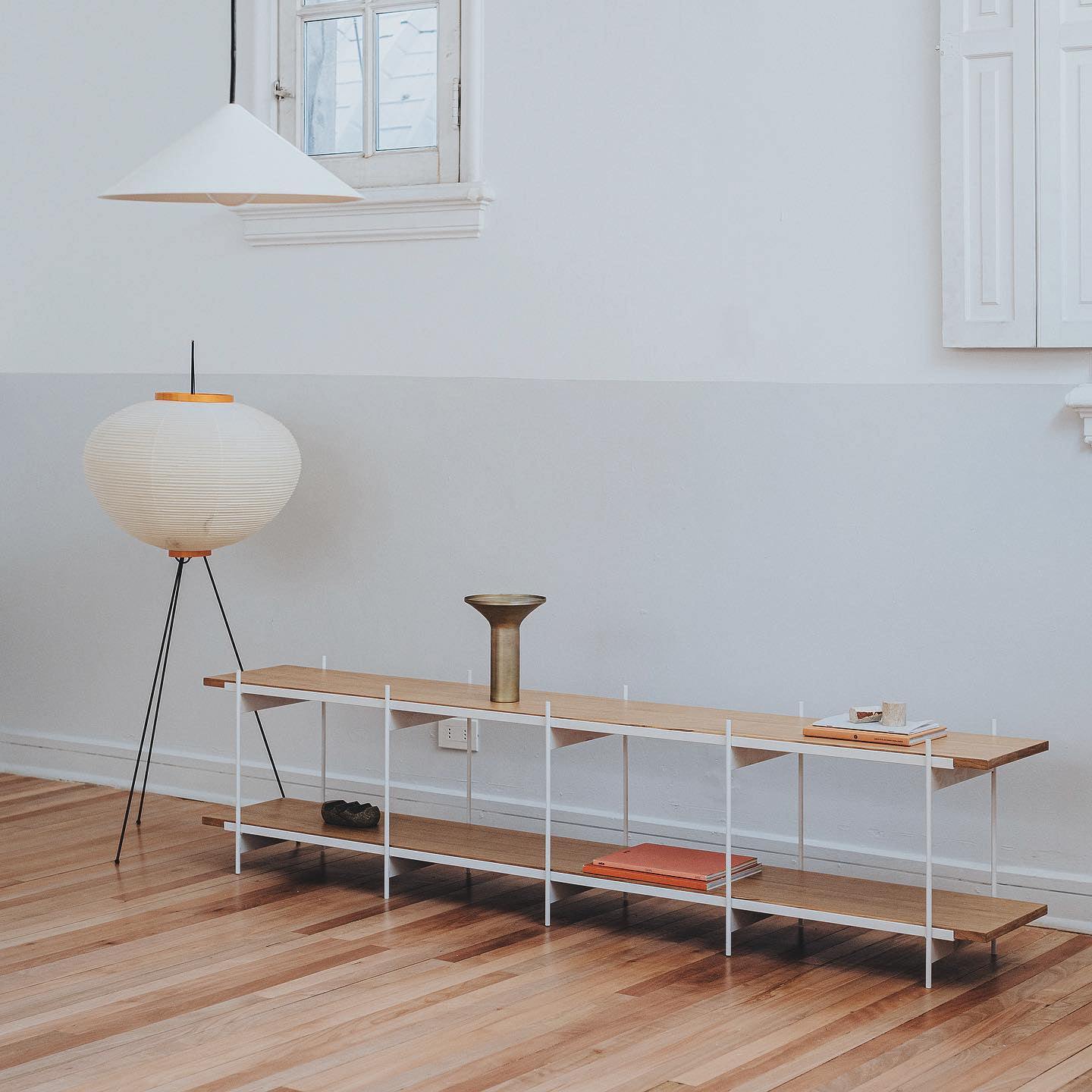 Lampa podłogowa na trójnogu z abażurem z papieru ryżowego