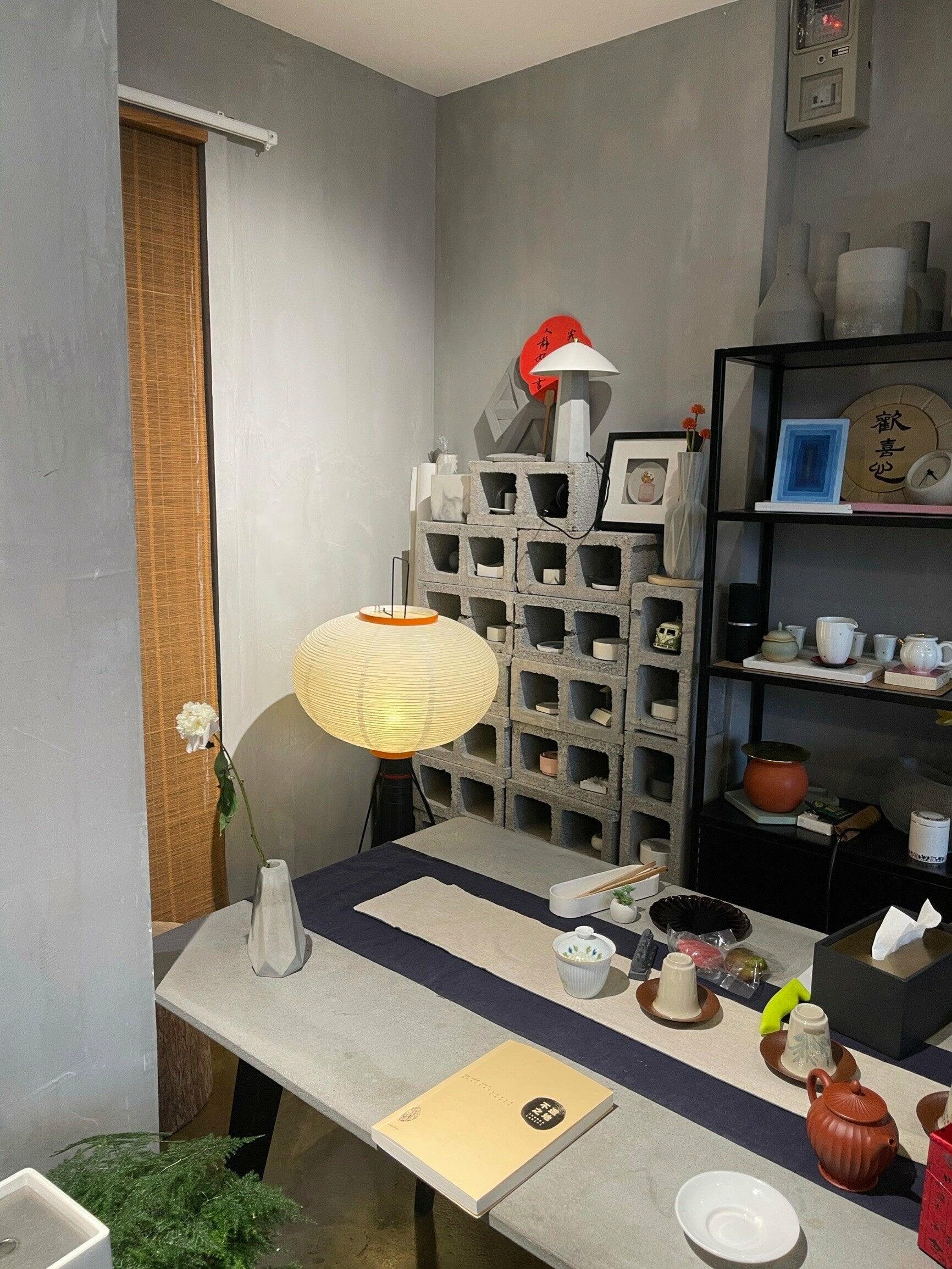 Lampa podłogowa na trójnogu z abażurem z papieru ryżowego