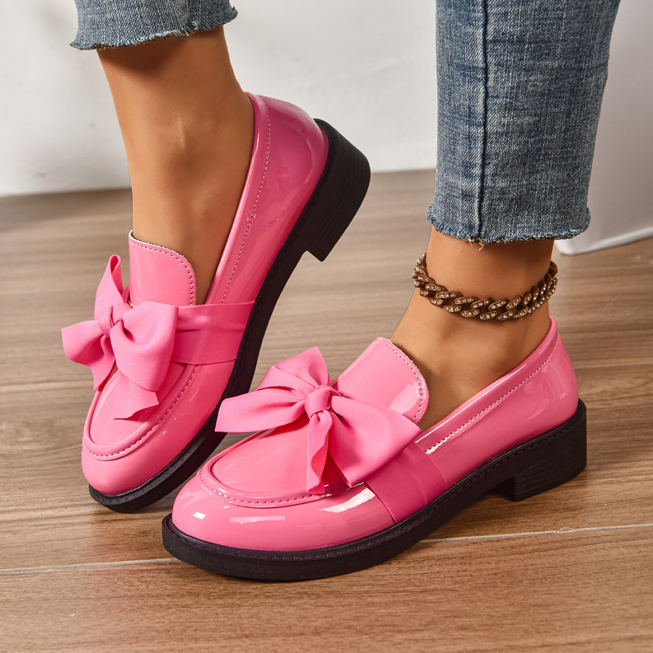 Buty wsuwane z okrągłym noskiem i węzłem na pięcie