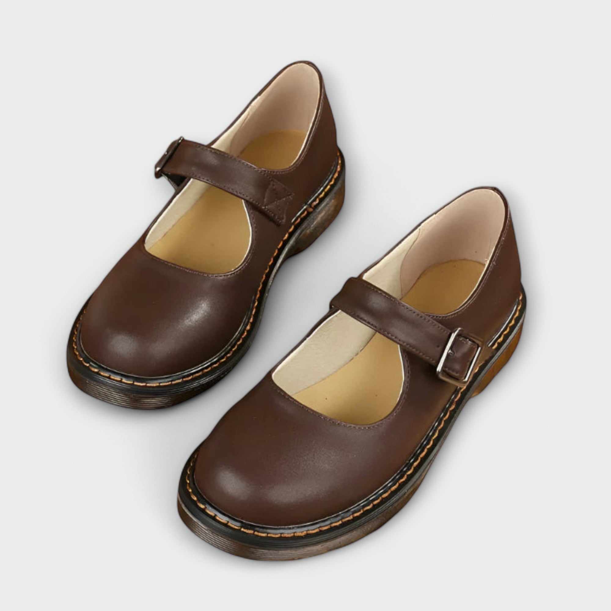 Zaokrąglone buty na niskim obcasie z klamrą