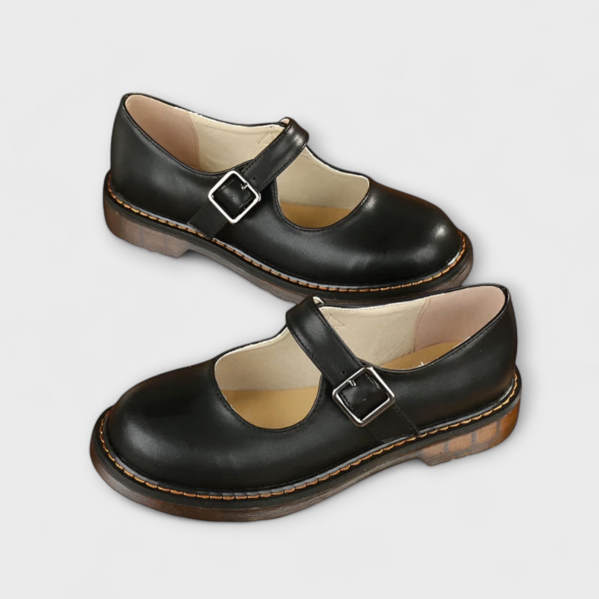 Zaokrąglone buty na niskim obcasie z klamrą