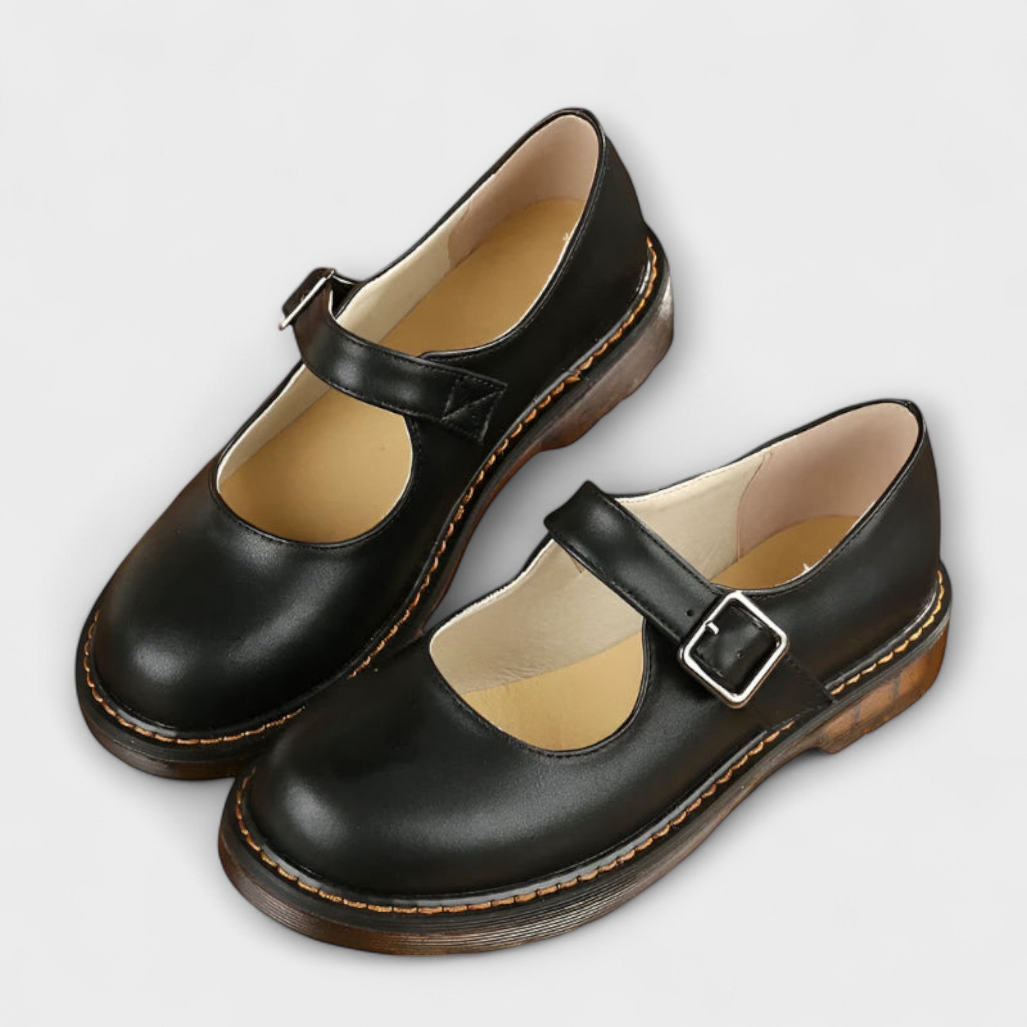 Zaokrąglone buty na niskim obcasie z klamrą