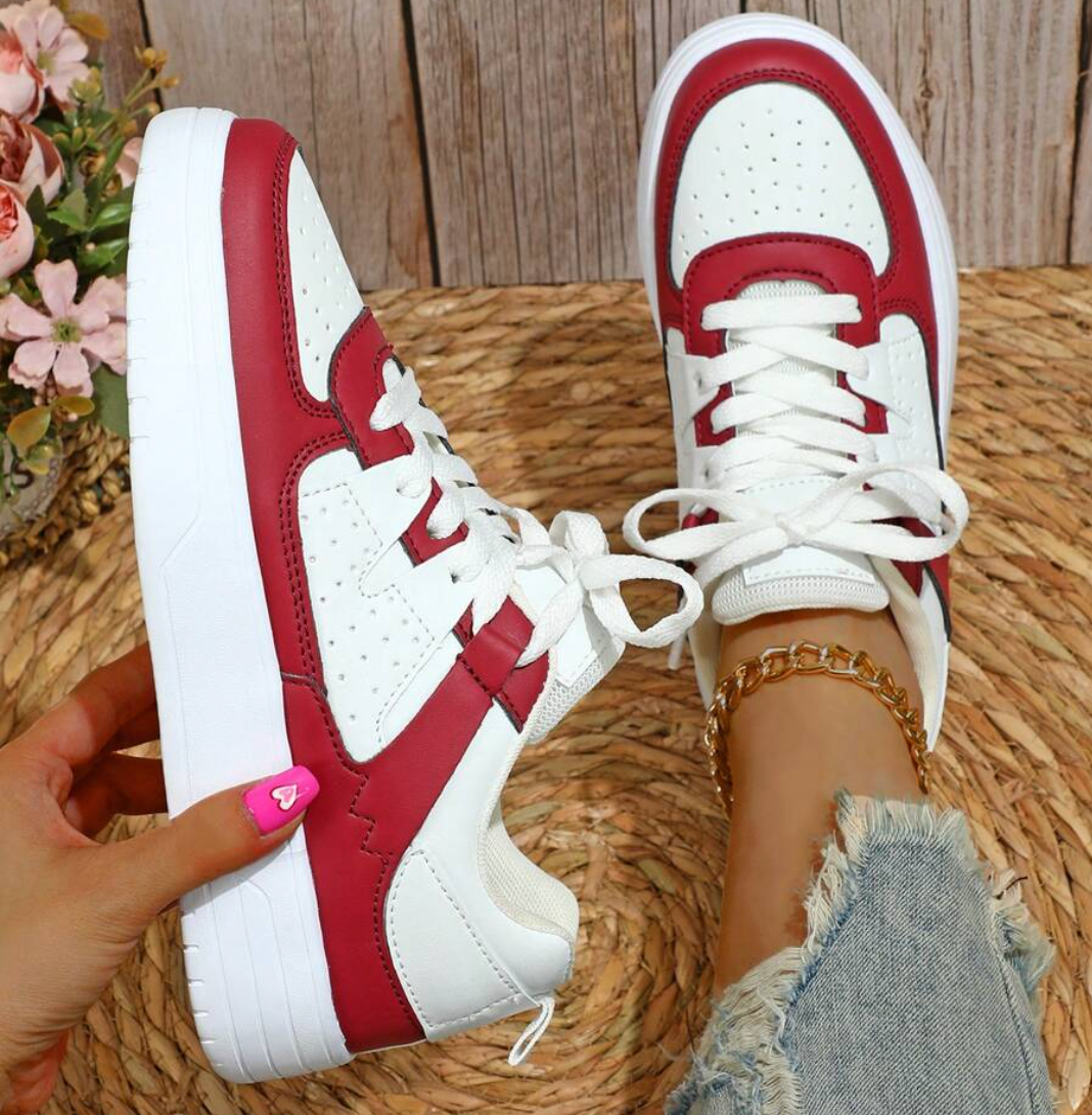 Sneakersy z grubo podeszwą i perforowanymi panelami