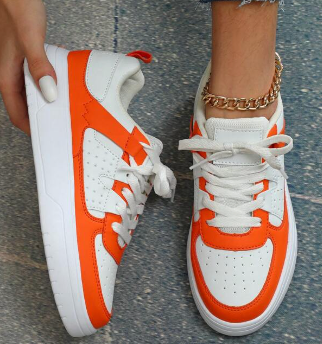 Sneakersy z grubo podeszwą i perforowanymi panelami