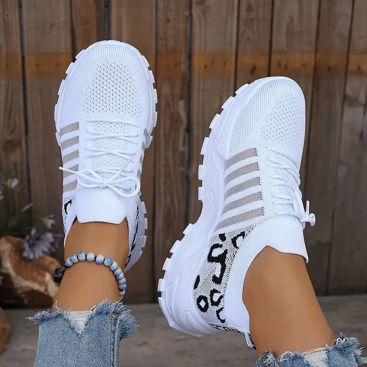 Sneakersy z wzorzystym teksturowanym cholewką i podeszwą lug