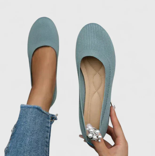 Płaskie buty z zaokrąglonym noskiem i siateczkową cholewką