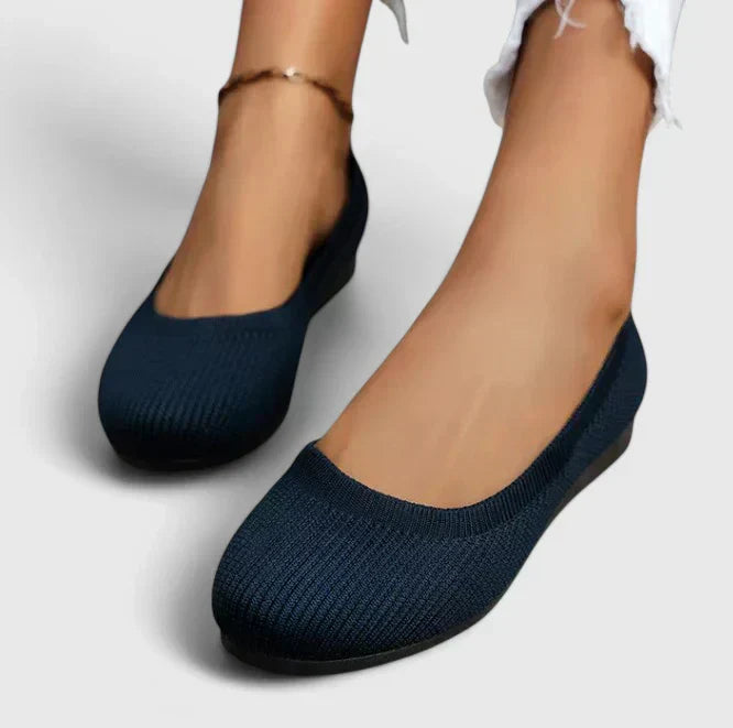 Płaskie buty z zaokrąglonym noskiem i siateczkową cholewką