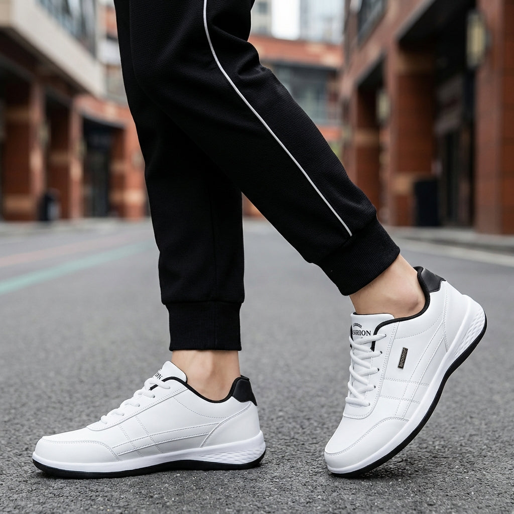 Sneakersy z teksturowaną podeszwą i wyściełanym kołnierzem, z panelem i przeszyciami