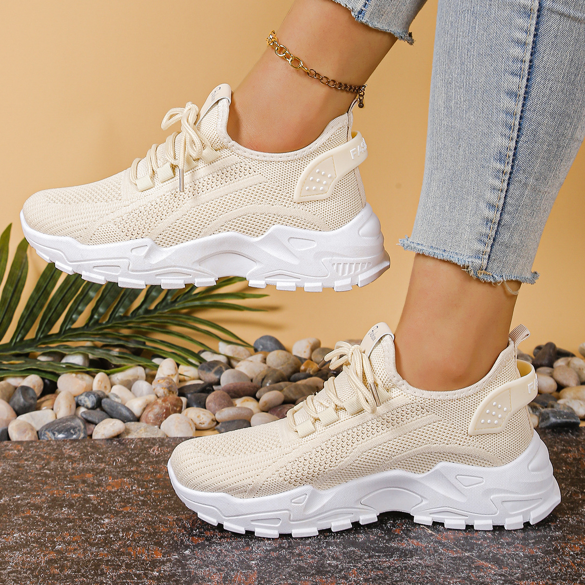 Sneakers z okrągłym noskiem i grubą podeszwą