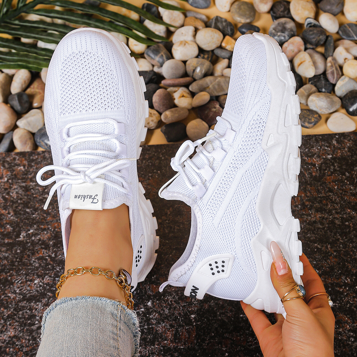 Sneakers z okrągłym noskiem i grubą podeszwą