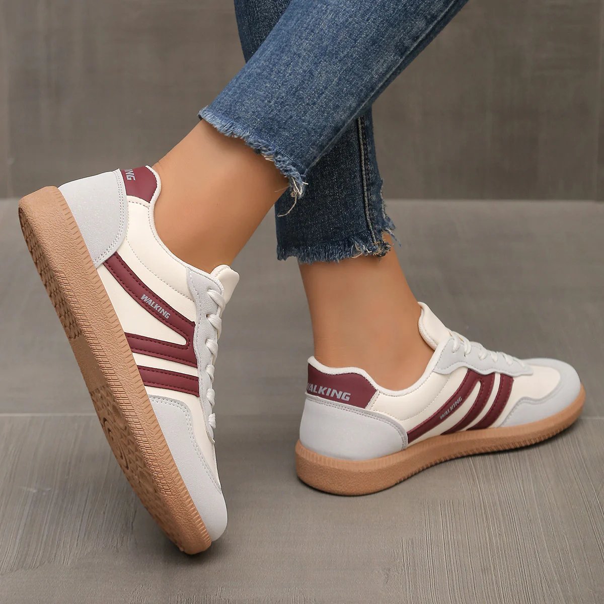 Niskie sneakersy z okrągłym noskiem i sznurowaniem