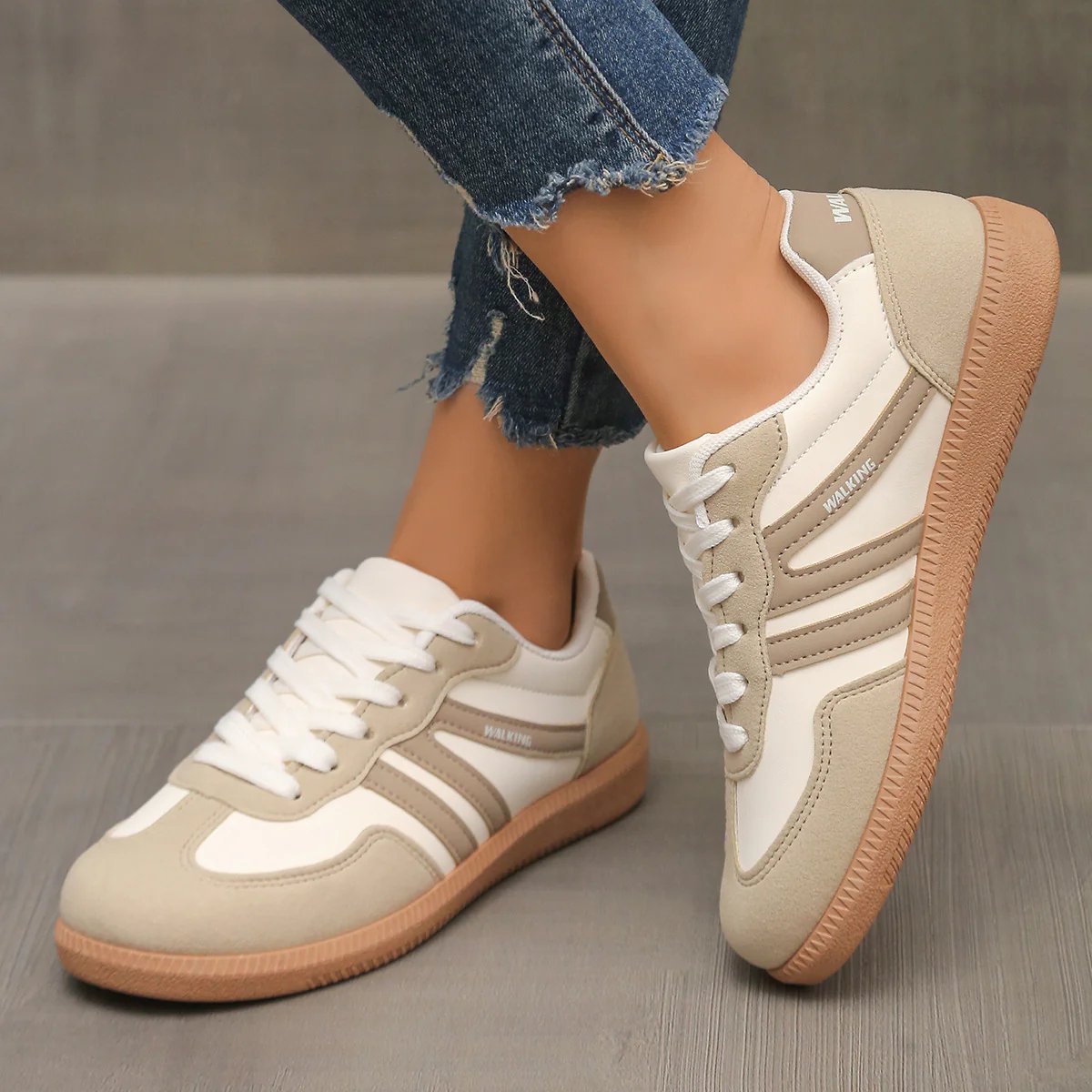 Niskie sneakersy z okrągłym noskiem i sznurowaniem