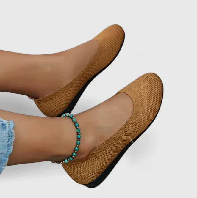 Płaskie buty z zaokrąglonym noskiem i siateczkową cholewką