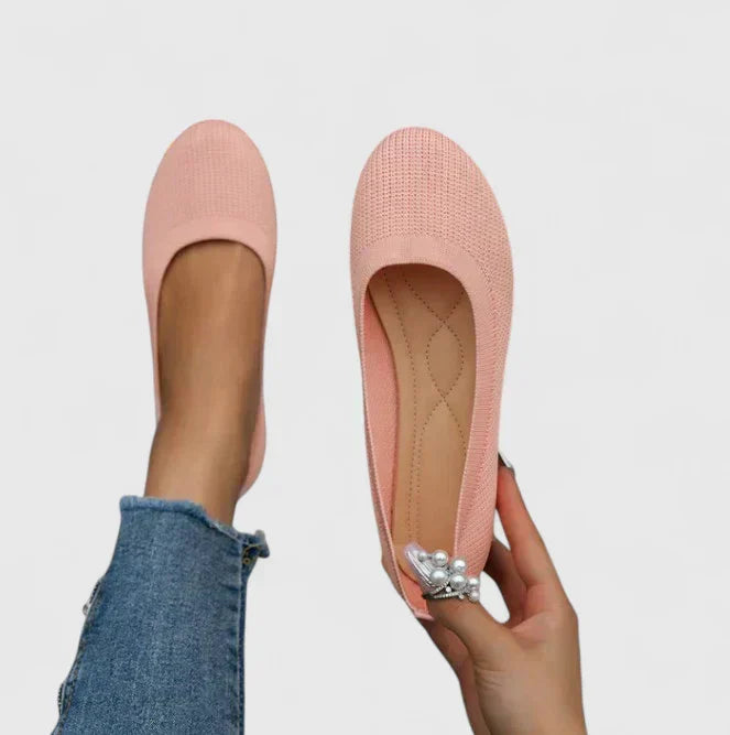 Płaskie buty z zaokrąglonym noskiem i siateczkową cholewką