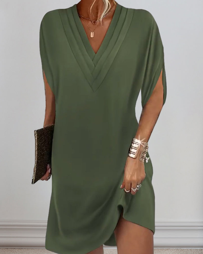 Sukienka Krótka z Faldami i Dekoltem w Serek
