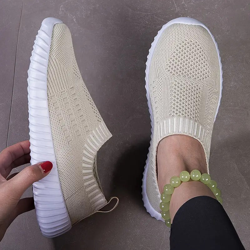 Buty wsuwane z okrągłym noskiem i teksturowaną, żłobioną podeszwą