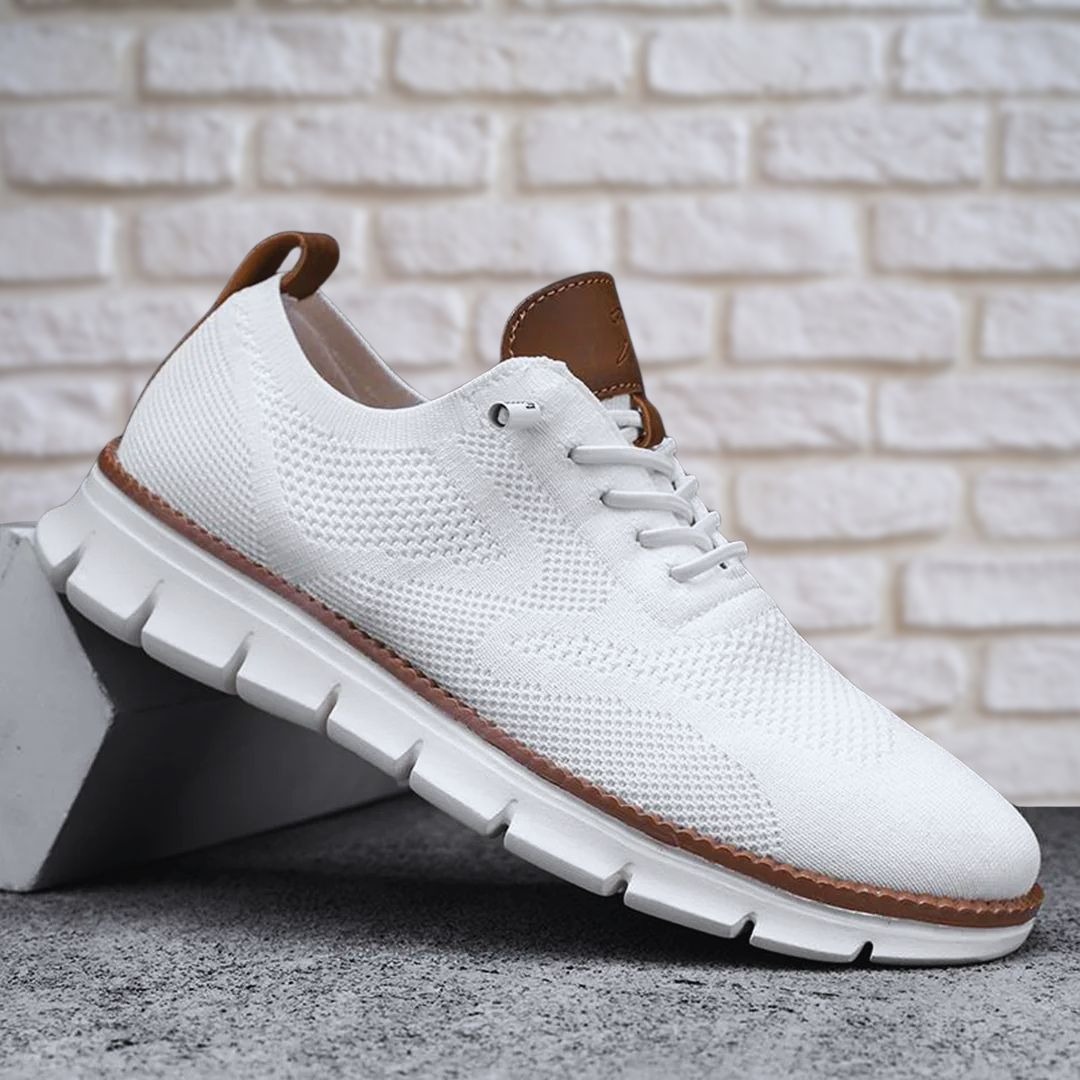 Teksturowane niskie sneakersy z panelami i sznurowaniem