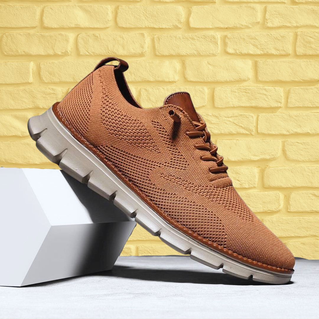 Teksturowane niskie sneakersy z panelami i sznurowaniem