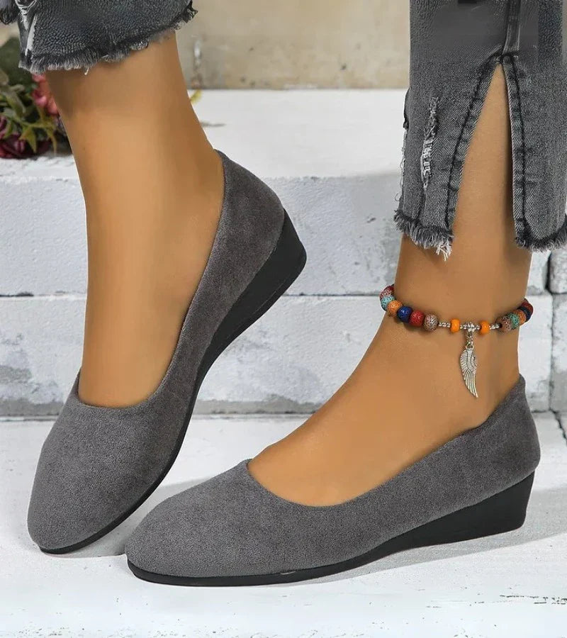 Buty na niskim koturnie z okrągłym noskiem