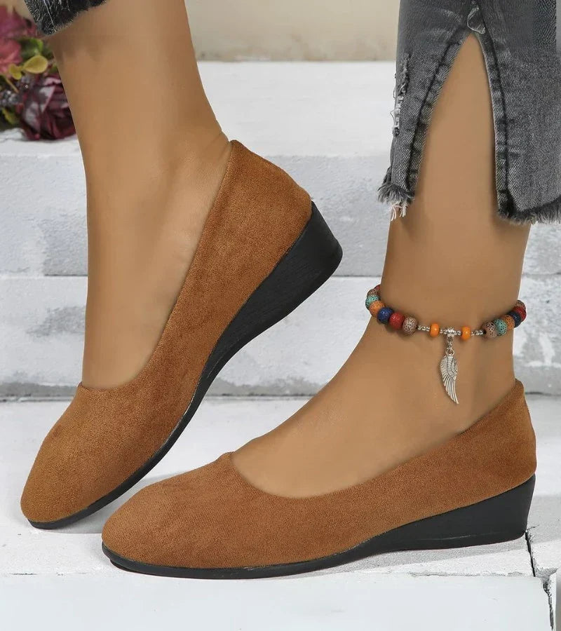 Buty na niskim koturnie z okrągłym noskiem