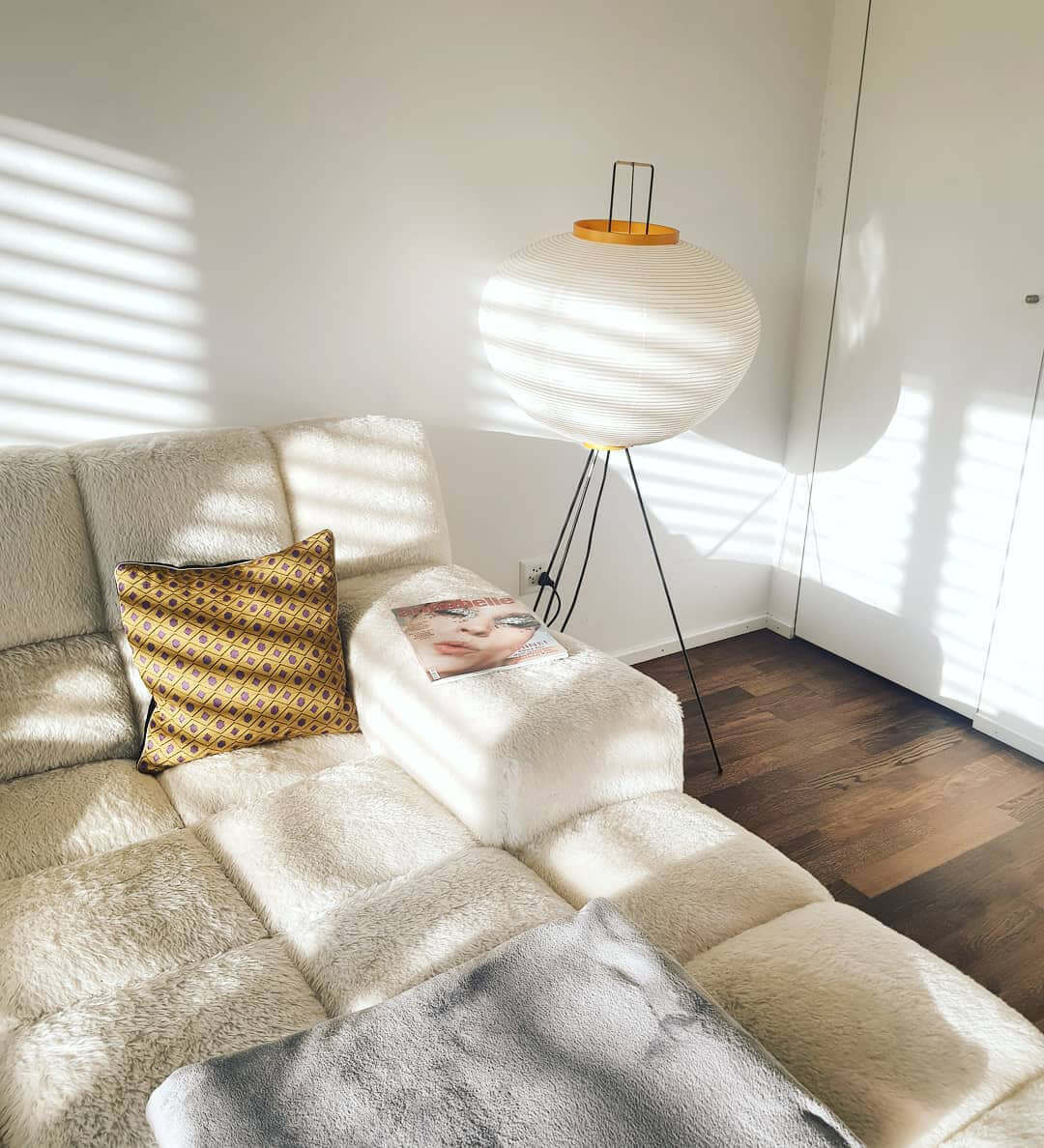 Lampa podłogowa na trójnogu z abażurem z papieru ryżowego