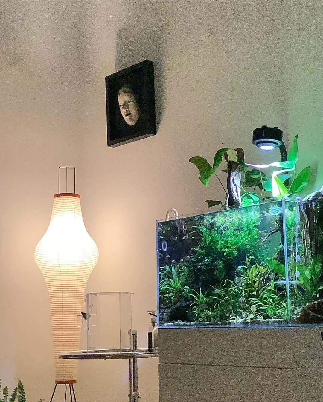 Lampa podłogowa na trójnogu z abażurem z papieru ryżowego