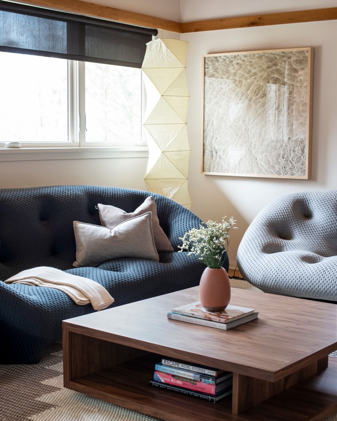 Lampa podłogowa na trójnogu z abażurem z papieru ryżowego